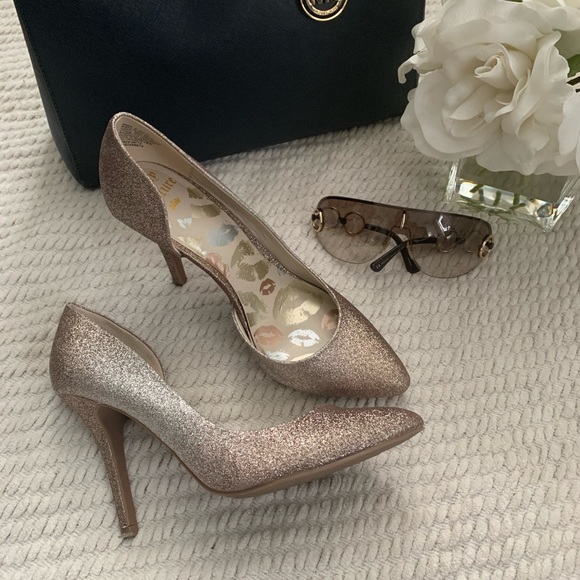 Like New... Juicy Couture Metallic Gold Shoes - Picture 2 of 5
